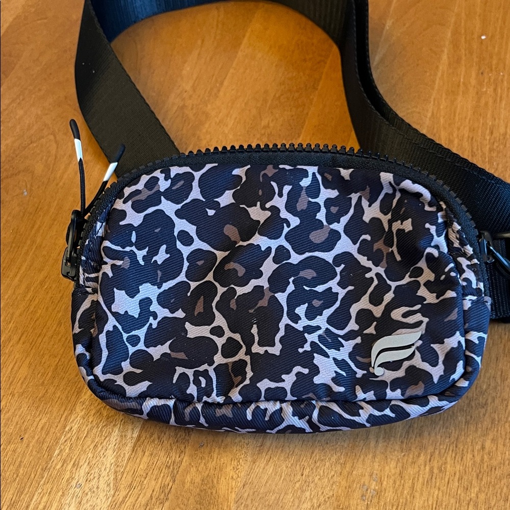 Stylish Black Leopard print
Fabletics used once / clean 
Cute